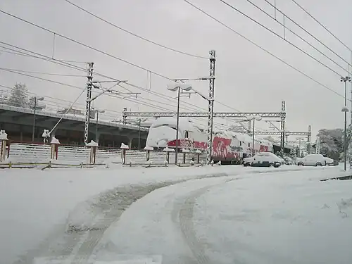 Photo of the snow-covered platforms of Larissa station, 16 December 2010