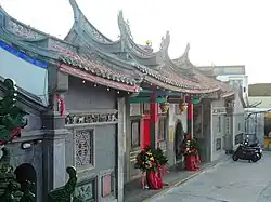 A ridgeline featuring a swallowtail design, seamlessly integrated with continuous eaves and wall surfaces.