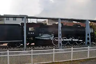A sideview of a black locomotive
