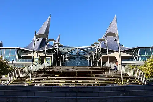 Steps leading up to the salle des pas perdus