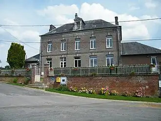 The town hall and school of Arquèves