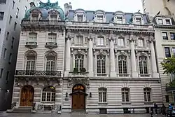 The main facade of the Jennings House and the adjacent Sloane House on 72nd Street