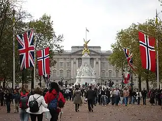 The Norwegian and British flags outside Buckingham Palace