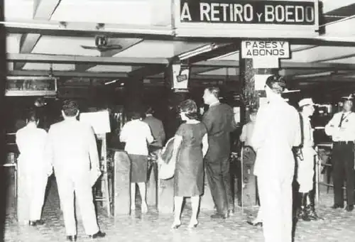 Passengers entering Line C from the former Line E station at Constitución