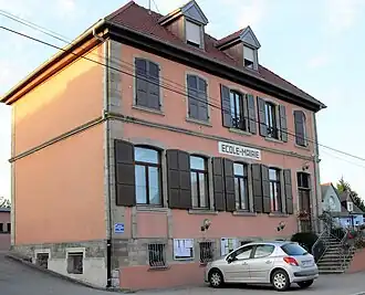 The town hall and school in Buethwiller