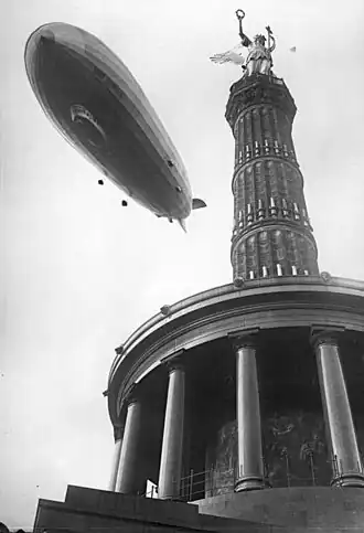 The Graf Zeppelin flies over the Victory Column, 1928