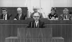 Modrow addressing the Volkskammer on 17 November 1989