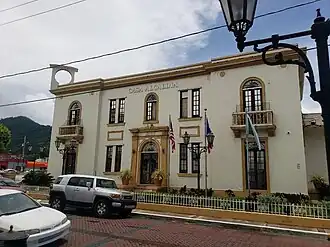 Casa Alcaldía with the American, Puerto Rican and Maunabo flags in front, in Maunaba barrio-pueblo
