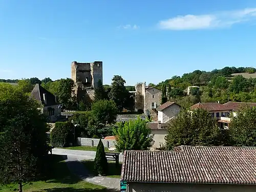 The village of Cause-de-Clérans