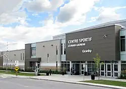 Centre sportif Léonard-Grondin - facade angle