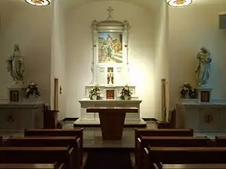 Bye-altars present to the left and right side of the chancel at Saint Thomas Hospital in Akron, Ohio