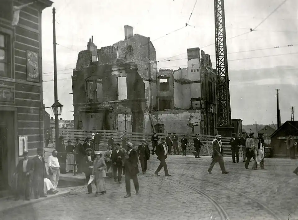 Entrance to the town, Viaduc Avenue.