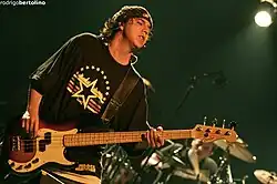 Gomes performing with Charlie Brown Jr. in Guarulhos, 2008