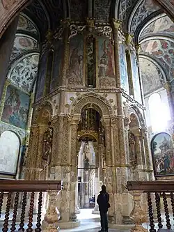 The octagonal structure replicates the Holy Land architecture, specially the Old Temple of Solomon.