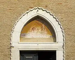Feature of the tympanum of the door