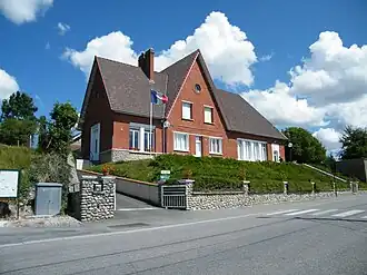 The town hall and school in Clais