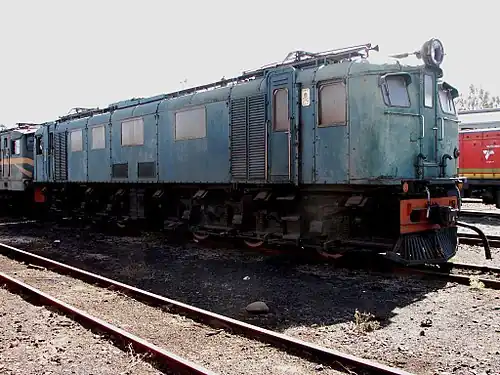 No. E201, showing the "right" side with four side windows and two larger grilles on the lower body side, Bloemfontein, 18 September 2015