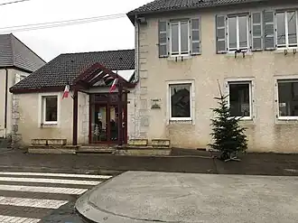 The town hall in Cramans