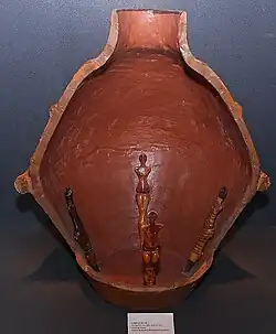 Ritual vessel discovered at Ghelăești containing four clay figurines