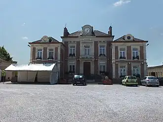 The town hall in Curgies