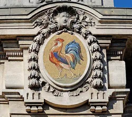 Louis XVI style-inspired Beaux Arts medallion with mosaic on the facade of the Hôtel des Postes de Dijon, designed by Louis Perreau, 1907–1909