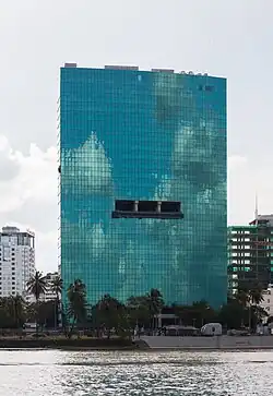 Edificio_en_construcción_frente_al_río_Saigón,_Ciudad_Ho_Chi_Minh,_Vietnam,_2013-08-14,_DD_01