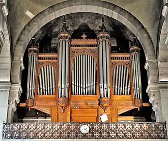 Closer view of the organ in the tribune