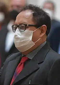 Headshot of Fernando Vásquez wearing a surgical mask.