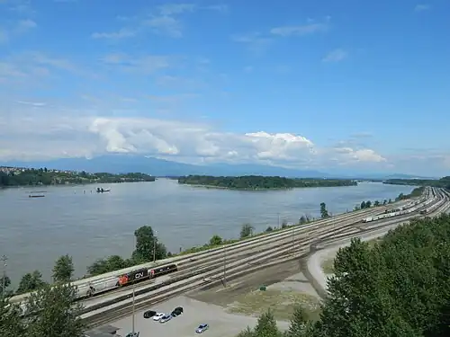 Fraser River and Trains Terminal - panoramio.jpg