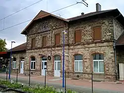 New Mommenheim station, in sandstone sans clock-tower.