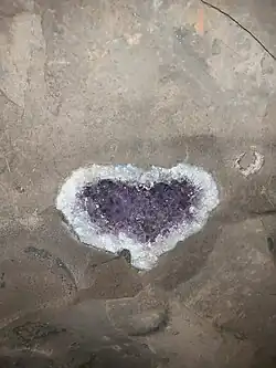Amethyst geode in Wanda mines. Geoda de amatista, ubicada en el interior de la mina de piedras preciosas.