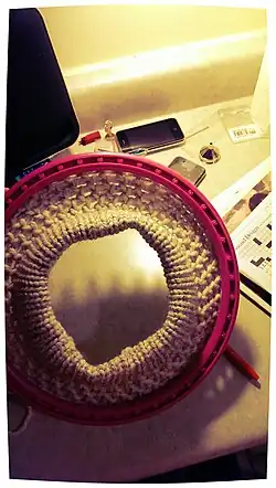 Knitting a tuque (hat) on a larger frame