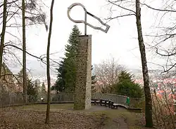 Memorial on the above Springe to Heinrich Göbel, featuring a symbol of an incandescent light bulb that he claimed to have invented in the 1850s, predating Thomas Edison's 1880 patent but after Warren De la Rue's 1840 coiled platinum filament.