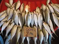 A sale of several bogues in a large, shallow bucket