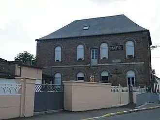 The town hall in Halloy-lès-Pernois