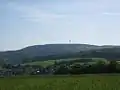 The Hohe Wurzel (with its TV tower) from the west, in the foreground is (in the valley) Wambach, in the foreground is Bärstadt, on the extreme left is the Großer Feldberg