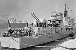 Bofors 120&nbsp;mm Naval Automatic Gun L/50 from the front left onboard the stern of the Holland-class destroyer HNLMS Gelderland (D811).