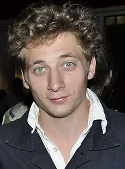 A portrait of Jeremy Allen White