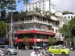 Juvelvendejo_ĉe_la_bulvardo_Le_Loi_(Ho-Ĉi-Min-urbo)