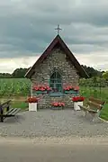 A chapel with benches next to it in the Bosstraat (Foreststreet).