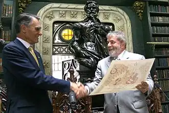President Lula da Silva and President Aníbal Cavaco Silva receive the Laurel de Gratidão at the Royal Portuguese Cabinet of Reading in Rio de Janeiro, 2008.