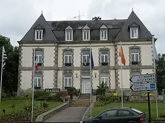 The town hall of Mûr-de-Bretagne