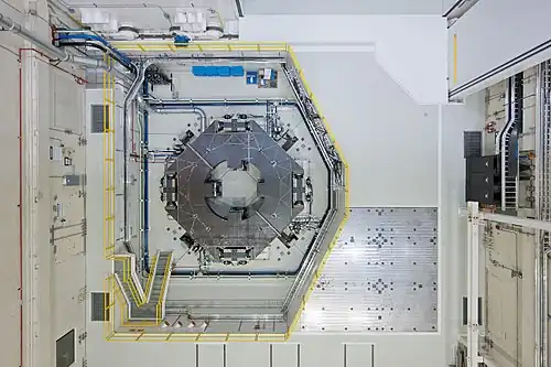 The modal test facility is a 6&nbsp;in (150&nbsp;mm) steel plate on top of 19&nbsp;ft (5.8&nbsp;m) of concrete, that is then tied to the shale utilizing tensioned rock anchors that are 50&nbsp;ft (15&nbsp;m) long.