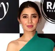 Mahira Khan grace Vogue Beauty Awards 2016 (01) (cropped)