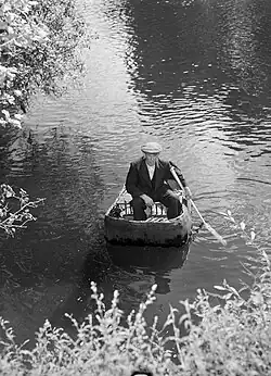 Man_and_his_coracle_on_the_Teifi_River,_near_Cardigan_(1478848)