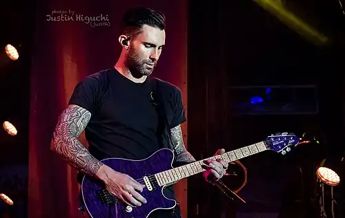 Maroon 5 11 19 2016 -55 (30423859684).jpg