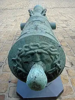 Medusa head of a 16-pounder. Caliber: 134 mm. Length: 300 cm.