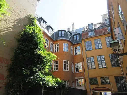 The rear side of the front wing (right) and the side wing (left) with the outwardly curved corner structure