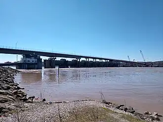 The Dam from the Ohio side with the Ohio River at 58&nbsp;ft (18&nbsp;m)
