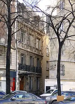 Passage des Acacias seen from the avenue